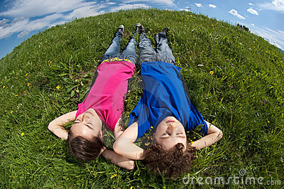kids-lying-outdoor-10781112